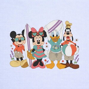 Ricamo con i personaggi Disney "Vacanze estive - Amici" in spiaggia e surf - Regalo per la famiglia