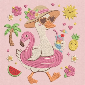 Puede incluir: Un diseño de bordado sobre fondo rosa claro que muestra un ganso blanco con sombrero de paja con flores rosas y gafas de sol en forma de corazón. El ganso está dentro de un flotador de flamenco rosa, sosteniendo una bebida con pajita.