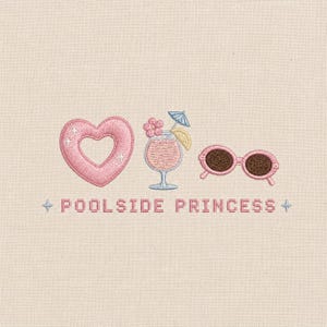 Puede incluir: Diseño bordado con un flotador rosa en forma de corazón, un cóctel con una flor y una sombrilla, y gafas de sol rosas. El texto "Poolside Princess" está debajo, con signos más a cada lado.