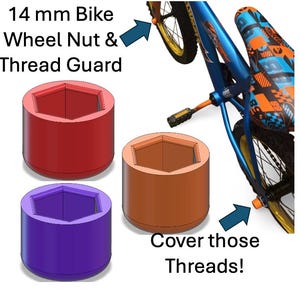 Puede incluir: Tres protectores de tuercas y roscas de rueda de bicicleta de 14 mm en rojo, naranja y morado. La imagen incluye una bicicleta azul con llantas amarillas y el texto "Cover those Threads!"