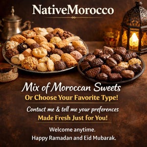 K&ouml;nnte beinhalten: Ein Bild mit einer Auswahl marokkanischer S&uuml;&szlig;igkeiten auf zwei dekorativen Tellern. Der Text "NativeMorocco" und "Mix of Moroccan Sweets" ist zu sehen. Die S&uuml;&szlig;igkeiten weisen eine Vielzahl von Farben und Texturen auf und erzeugen eine warme, einladende Atmosph&auml;re.