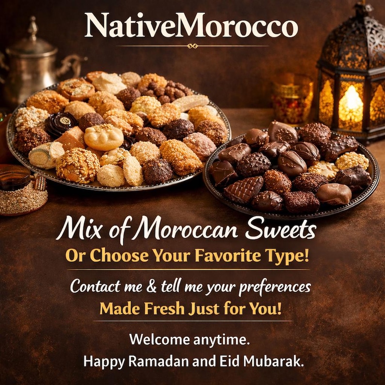 K&ouml;nnte beinhalten: Ein Bild mit einer Auswahl marokkanischer S&uuml;&szlig;igkeiten auf zwei dekorativen Tellern. Der Text "NativeMorocco" und "Mix of Moroccan Sweets" ist zu sehen. Die S&uuml;&szlig;igkeiten weisen eine Vielzahl von Farben und Texturen auf und erzeugen eine warme, einladende Atmosph&auml;re.