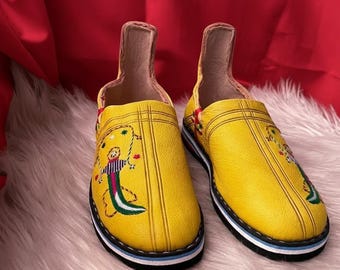 Handmade Moroccan Amazigh Leather Slippers for Men – Traditional Berber Embroidery – Genuine Leather Babouche – Yellow