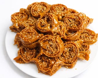 Authentische marokkanische Chebakia mit Mandeln – handgemachtes Honig-Sesam-Gebäck | Traditionelle Ramadan-Süßigkeit aus Marokko