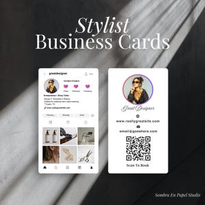 Può includere: Biglietti da visita bianchi con la scritta "Stylist Business Cards". Un biglietto mostra un finto profilo Instagram, l'altro presenta un logo, un sito web, un'e-mail e un codice QR. I biglietti sono progettati da Sombra En Papel Studio.