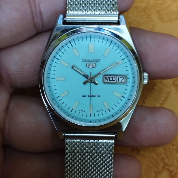 Reloj automático Seiko 5 vintage, esfera turquesa, fecha y día, fabricado en Japón.