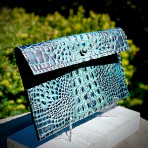 Cartera de mano de cuero con estampado de cocodrilo negro y turquesa estilo minimalista cosido a mano con cierre de plata