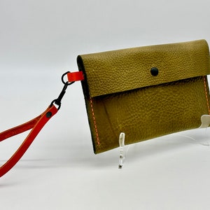 Bolso de bolso de bolso de mano de pulsera de cuero en verde oliva con correa y costuras de color naranja brillante
