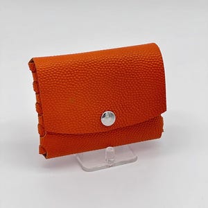 Cartera de piel con diseño de baloncesto en piel texturizada granulada de color naranja