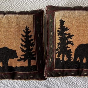 Dos cojines decorativos Northwoods Lodge - Oso/Alce - 38 cm x 38 cm x 14 cm - Reversibles
