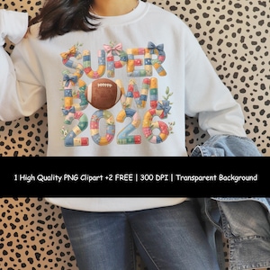 Peut inclure: Sweat-shirt blanc avec un motif coloré "SUPER BOWL 2026". Le motif présente un ballon de football et des lettres dans un style patchwork, ornées de nœuds et d'éléments floraux. Le texte "1 High Quality PNG Clipart +2 FREE | 300 DPI | Transparent Background" est également inclus.