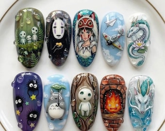 Könnte beinhalten: Zehn Nagelkunst-Designs mit Charakteren und Szenen aus Zeichentrickfilmen. Designs umfassen einen Waldgeist, eine Figur mit Maske, ein Mädchen mit Kopfschmuck, ein Papierflugzeug und ein Flugzeug, einen Drachen, Rußgeister, Totoro, einen Baumgeist, einen Kamin und einen Drachen.