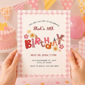 Op de afbeelding: Een rechthoekige verjaardagsuitnodiging met een geschulpte rand en een roze ruitjespatroon. De tekst luidt: You are invited to celebrate Eliah's 10th Birthday, May 28, 2024, 7 PM, 1213 Anywhere St., Any City, ST 12345, RSVP to Emily 123-456-7890.