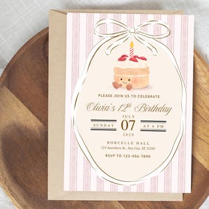 Può includere: Un invito di compleanno con un'illustrazione di torta e candela. Il design presenta uno sfondo a righe rosa e bianche e una cornice dorata. Il testo include il nome, la data, l'ora e le informazioni RSVP.