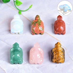 Puede incluir: Seis figuritas de tortugas de piedras preciosas en varios colores: blanco, rojo-verde, rojo-marrón, verde, rosa y marrón-amarillo. Cada tortuga está tallada con detalles. Las figuras miden aproximadamente 2,5 cm de alto y 4,0 cm de ancho.