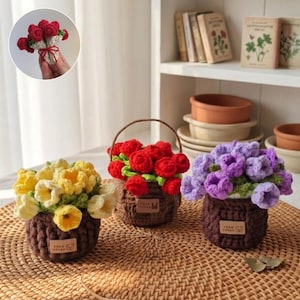 Könnte beinhalten: Gehäkelte Blumenarrangements in braunen Körben. Die Blumen sind rot, gelb und lila. Die Körbe haben eine gewebte Textur und ein kleines Etikett. Ein kleiner Strauß roter Rosen wird oben links gehalten.