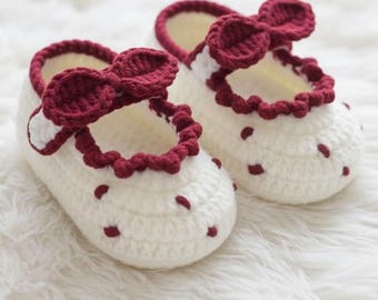 Handgemaakte gehaakte babyslofjes | Witte en wijnrode babyslofjes met strik | Zacht newborncadeau | Gebreide babyschoenen voor baby's | Cadeau babyshower
