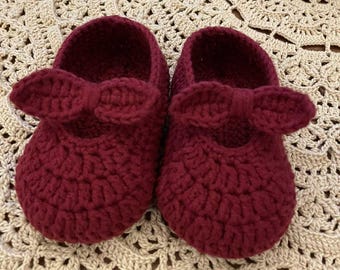 Vinröda virkade babytossor med rosetter, handgjorda Mary Jane-skor till spjälsängen, mjuk babypresent och fotorekvisita 0–12 månader