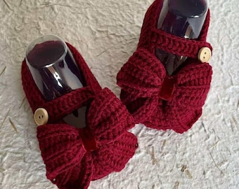 Vinröda virkade babyskor med stor rosett, handgjorda Mary Jane-skor för nyfödda med knapprem, mjuk babypresent och fotorekvisita