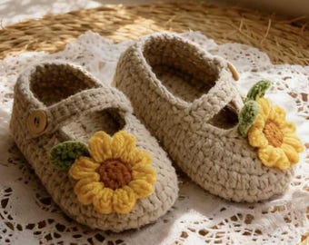 Gehäkelte Baby Mary Janes – Booties mit Sonnenblume, weiche Sohle, Beige mit gelber Blume & Blatt, handgefertigtes Geschenk zur Geburt, Säugling Mokassins 0-12 M