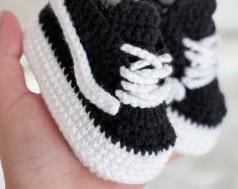 Schwarz & Weiß häkeln Sneaker Booties für Neugeborene - weiche, handgewebte, rutschfeste Krippensohlen, Unisex Geschenk für Babyparty-erste Fotos