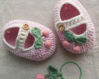 Handmade häkeln Baby Booties mit Kirsch Detail, Rosa Mary Jane Neugeborene Krippe Schuhe, weiche Prewalker Säugling Geschenk Foto Requisite