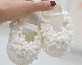 Chaussons bébé crochetés en perles blanches, chaussures nouveau-né Mary Jane à volants faites main pour baptême photos de baptême, cadeau doux pour bébé 0-12 mois