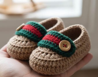 Botines de crochet para bebé, de suela suave, color beige, con tira verde-roja y botón de madera, regalo hecho a mano (0-12 meses)