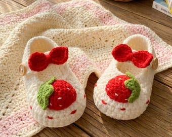 Botitas de bebé de crochet con lazo rojo y fresa: suaves zapatos para recién nacidos tejidos a mano, suelas antideslizantes, regalo unisex para baby shower y primeras fotos.