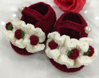 Handgemachte gehäkelte Baby Booties mit Erdbeer-Detail, Weinrote Mary Jane Neugeborene Krippe Schuhe, weiche Prewalker Säugling Geschenk Foto Requisite