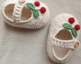 Baby Booties gehäkelt mit Kirschen Design | Handgefertigte Säuglings-Schuhe | Neugeborenen Geschenk | weiche Wolle Baby-Mädchen-Schuhe | Babypartygeschenk