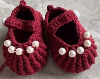 Burgund gehäkelte Baby Booties mit Perlen | Handgefertigte Neugeborenen Schuhe | Baby Mädchen Geschenk