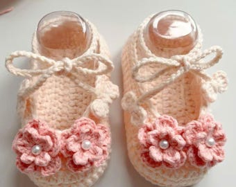 Handgefertigte Häkelschuhe mit rosa Blumenapplikation, Mary Janes Neugeborenen Krippe Schuhe, weiches Garn Säugling Geschenk Foto Requisite