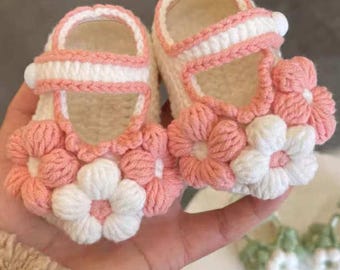 Crochet Baby Mary Janes – Pink Flower Booties, Soft-Sole, White & Blush Blossoms, Handmade Newborn Gift, Infant Moccasins 0–12M