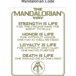 Peut inclure: Un motif de point de croix vert et blanc représentant le code mandalorien, qui se lit comme suit : "The Mandalorian Way : Strength is life, for the strong have the right to rule. Honor is life, for without honor one may as well be dead. Loyalty is life, for without one's clan one has no purpose. Death is life, one should die as one lived." Le motif comprend également le symbole mandalorien.