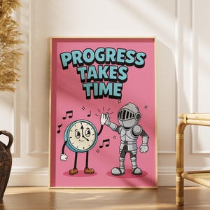 Op de afbeelding: Een rechthoekige wandkunstprint met een roze achtergrond en de tekst PROGRESS TAKES TIME in het blauw. De illustratie toont een cartoonklok en een ridder in zilveren harnas die elkaar een high-five geven met muzieknoten erbij.