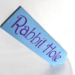 Letrero de flecha con forma de madriguera de conejo / Alicia en el país de las maravillas / Decoración para el jardín / Regalo de madera para ella