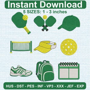 Könnte beinhalten: Eine Sammlung von Stickmustern zum Thema Pickleball in Grün und Gelb. Enthält Schläger, Ball, Netz, Visier, Kappe, Schuh, Rucksack und Kalender. Der Text "Instant Download" und "5 GRÖSSEN: 2.5 - 7.6 cm" sind zu sehen.