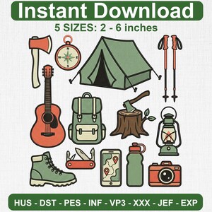 Könnte beinhalten: Illustration mit Camping-Elementen. Enthält ein Zelt, einen Rucksack, eine Axt, einen Kompass, eine Gitarre, Wanderschuhe, ein Taschenmesser, ein Telefon mit Karte, eine Wasserflasche, eine Kamera und Wanderstöcke. Text: "Sofort-Download" und "5 GRÖSSEN: 5,08 - 15,24 cm."