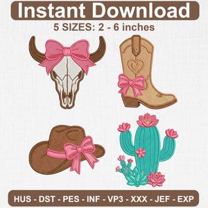 Puede incluir: Imagen con cuatro diseños bordados: una calavera de toro con un lazo rosa, una bota de vaquero con un lazo rosa, un sombrero de vaquero con un lazo rosa y un cactus turquesa con flores rosas. Los diseños miden entre 5 y 15 cm.