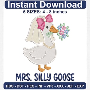 Pode incluir: Design bordado de um ganso branco usando um véu e um laço rosa, segurando um buquê de flores azuis e rosas. O texto "MRS. SILLY GOOSE" está abaixo do ganso. O design está disponível em 5 tamanhos, de 10,16 a 20,32 cm.