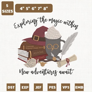 Può includere: Design ricamato con un cappello da strega bordeaux, libri, una tazza con occhiali, una piuma e una pergamena. Testo: "Exploring the magic within" e "New adventures await". Disponibile in 5 misure, da 10 cm a 20 cm.