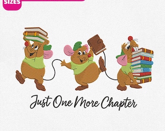 Puede incluir: Un diseño de bordado para máquina que muestra tres ratones marrones con orejas rosas y camisas verdes. Los ratones interactúan con pilas de libros coloridos. El texto "Just One More Chapter" está escrito debajo. La etiqueta superior dice "5 SIZES".