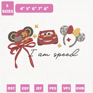 Puede incluir: Diseño bordado con un coche de carreras rojo, un casco de carreras con el número 95 y una diadema con orejas de Minnie. El texto "I am speed" está escrito en cursiva. El diseño está disponible en 5 tamaños, de 10 cm a 20 cm.
