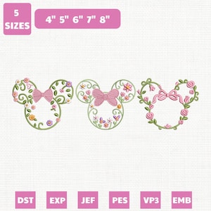 Può includere: Tre disegni floreali della testa di Topolino con fiocchi rosa e varie composizioni floreali. L'immagine include il testo che indica cinque dimensioni: 10,16 cm, 12,7 cm, 15,24 cm, 17,78 cm e 20,32 cm. L'immagine mostra anche vari formati di file: DST, EXP, JEF, PES, VP3 e EMB.