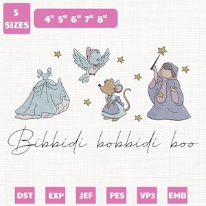 Könnte beinhalten: Stickmuster mit blauem Ballkleid, Vogel, Maus und Fee mit Zauberstab. Der Text "Bibbidi bobbidi boo" steht darunter. Erhältlich in 5 Größen, von 10 cm bis 20 cm.