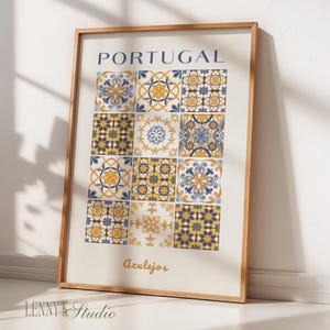 以下が含まれることがあります： 「PORTUGAL」の文字が上部にあり、装飾的なタイルのグリッドが配置された額入りのプリント。タイルは、クリーム色の背景に黄色と青の複雑な模様を表示しています。「Azulejos」の文字が下に印刷されています。フレームは明るい色の木材で作られています。