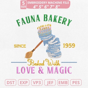 Op de afbeelding: Een borduurmachine-bestandontwerp met de woorden "FAUNA BAKERY" in groen, een taartontwerp en een bezem. Het ontwerp bevat de tekst "Baked With LOVE & MAGIC" en het jaar "1959". De bestandsgroottes zijn 4", 5", 6", 7" en 8".