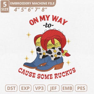 Op de afbeelding: Een borduurmachine-bestandontwerp met een paar blauwe cowboylaarzen en een rode hoed. De tekst luidt "ON MY WAY -to- CAUSE SOME RUCKUS". Het ontwerp is verkrijgbaar in maten van 10,16 cm tot 20,32 cm.