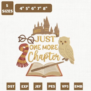 Op de afbeelding: Een borduurontwerp met een kasteel, een uil, een bril, een sjaal, een open boek en een toverstaf. De tekst luidt "JUST ONE MORE Chapter". Het ontwerp is verkrijgbaar in 5 maten: 10.16cm, 12.7cm, 15.24cm, 17.78cm en 20.32cm.